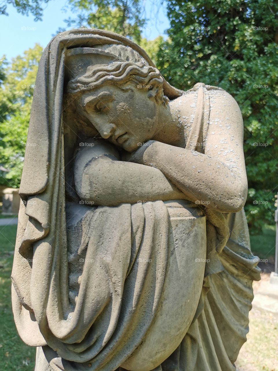 Jahrhunderte alter Grabstein auf dem ältesten Friedhof Stuttgarts