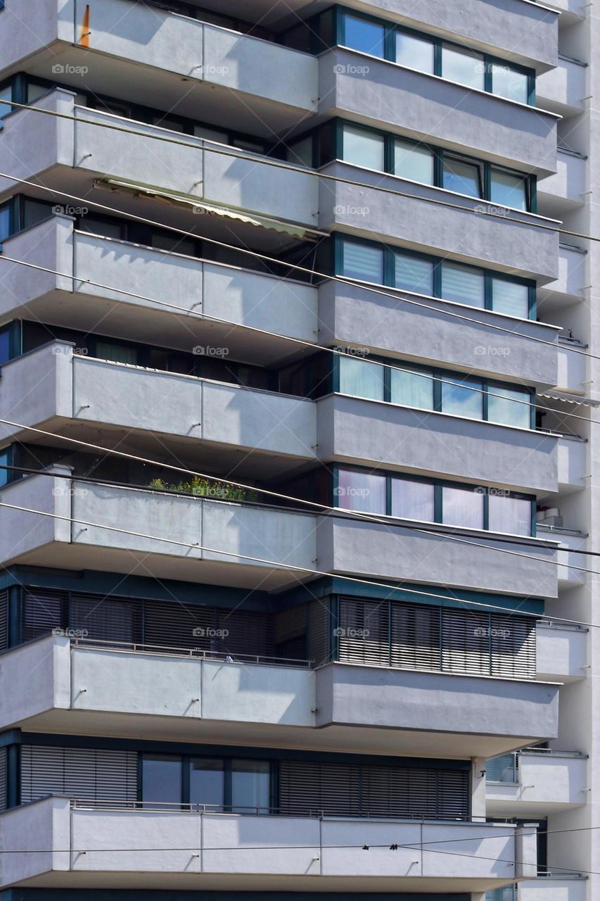 The boring and unimaginative architecture of a gray skyscraper 