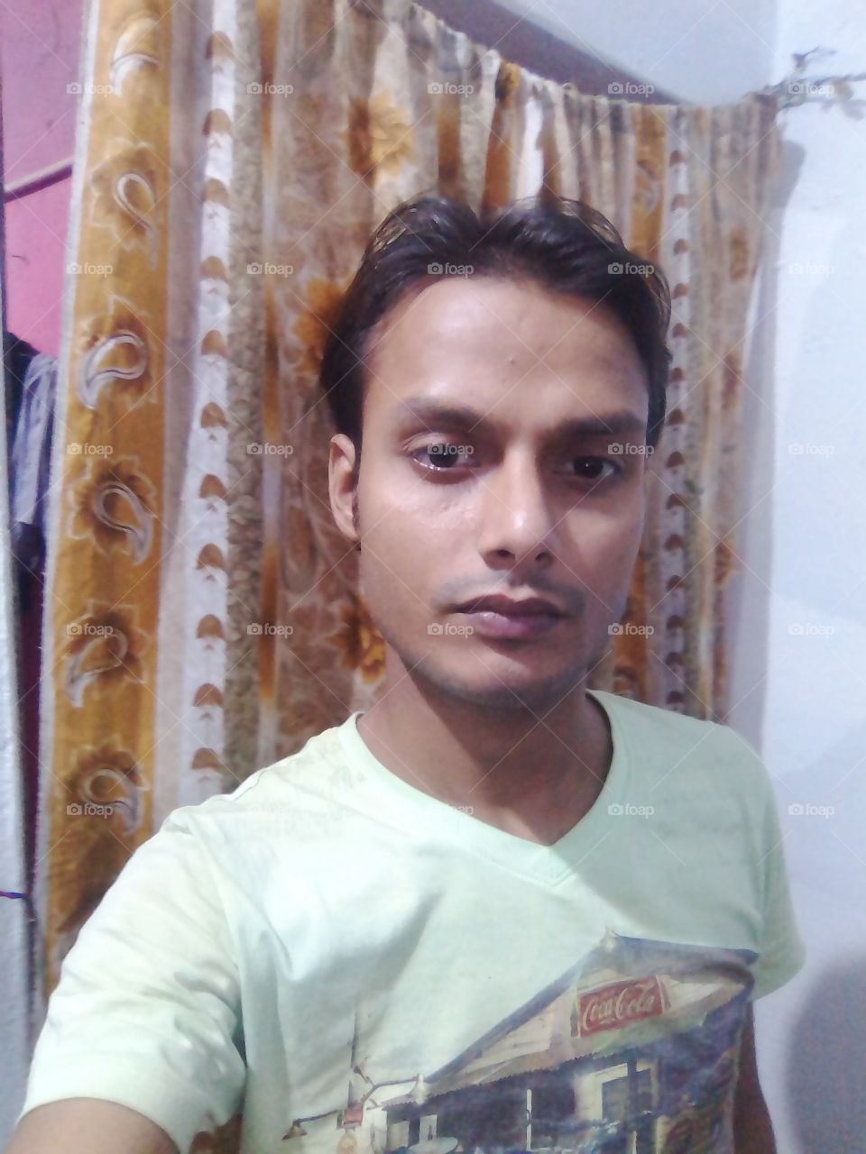 selfy in small room