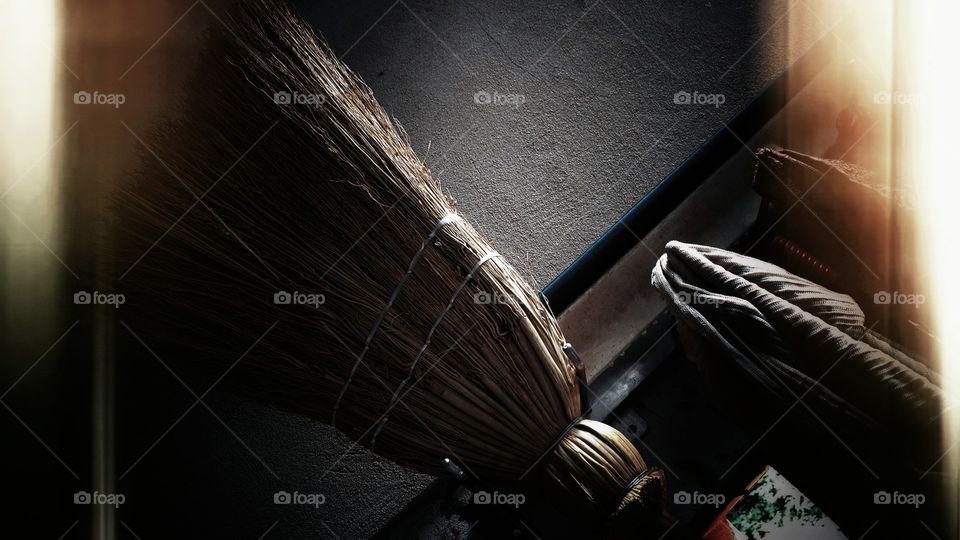 Acessórios de limpeza. Vassoura de capim, à moda antiga.