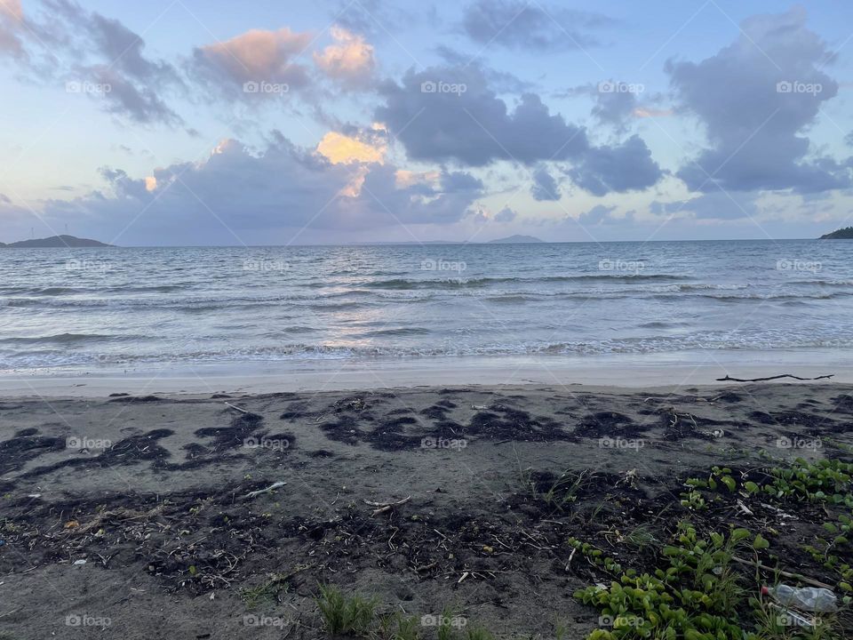 Nubes y oceano y playa 