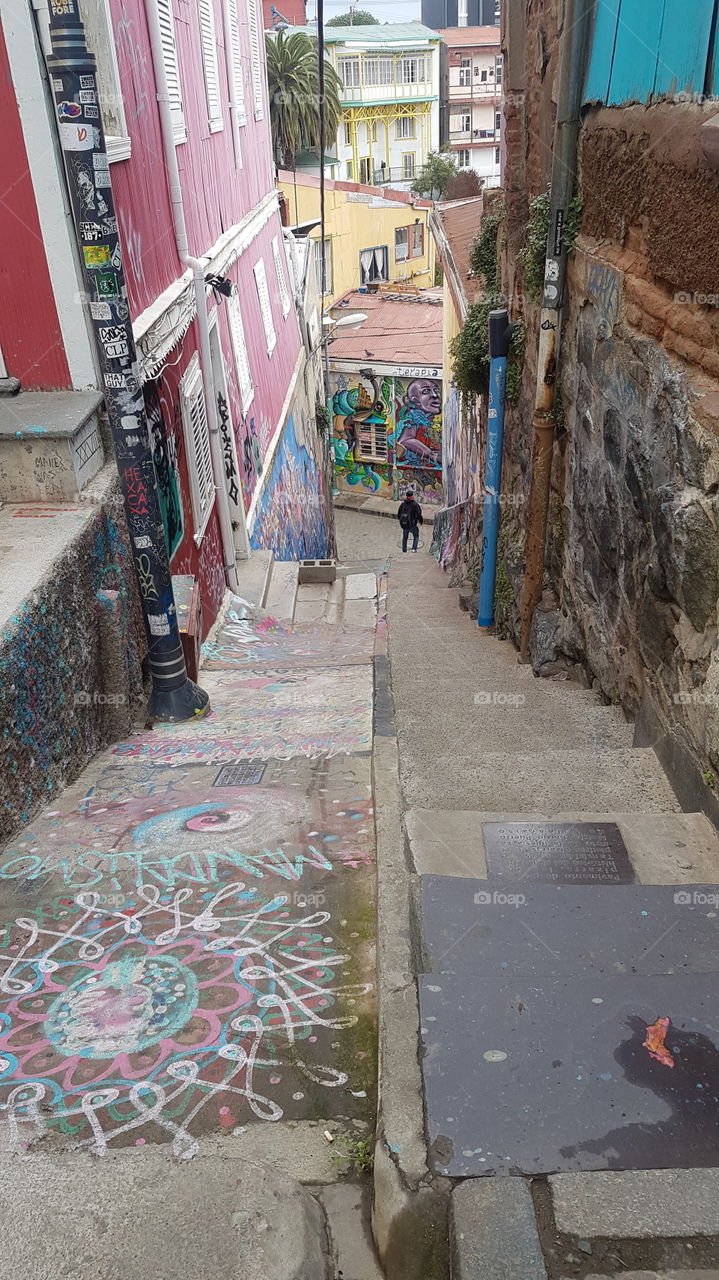 Pequena e estreita rua em Valparaíso, no Chile, onde demonstra a riqueza da arte do grafite!