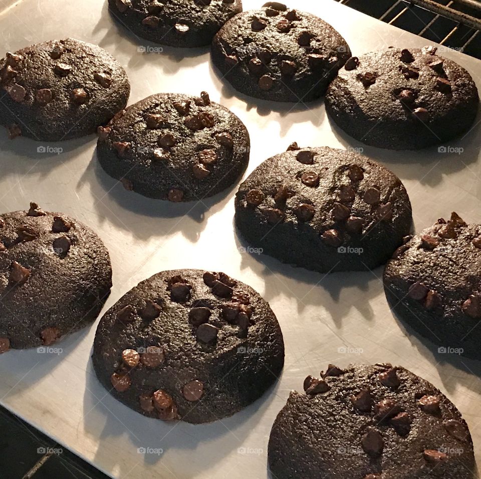 Baking chocolate cookies 