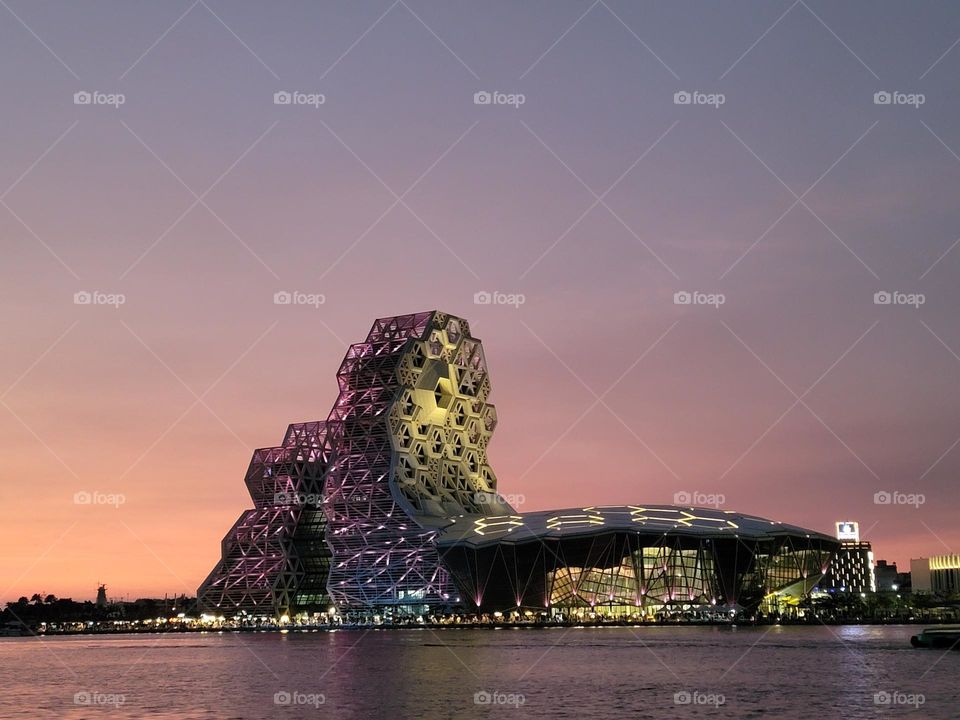 Kaohsiung Music Center.Designed by Manuel Alvarez Monteserin Lahoz. Got FIABCI World Prixd'Excellence Awards 2021. The appearance design is based on the ups and downs of the waves."Wave Towers‘’