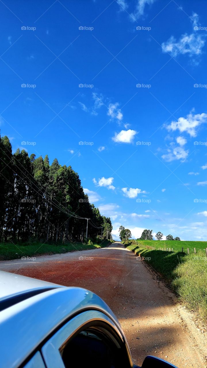 Céu azul, mata verdinha, terra com cores diversas e cheiro convidativo para o sossego.