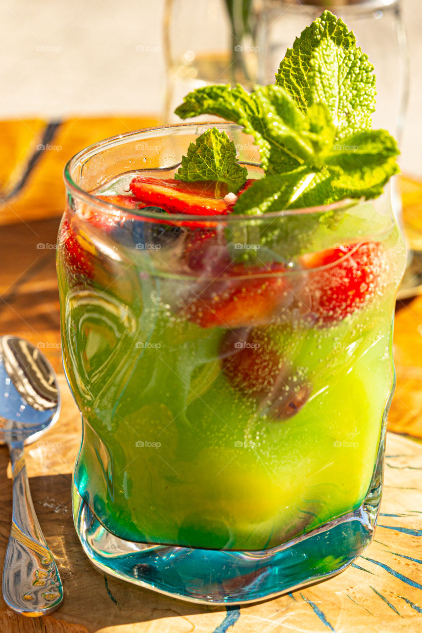 green ice tea with mint and strawberries