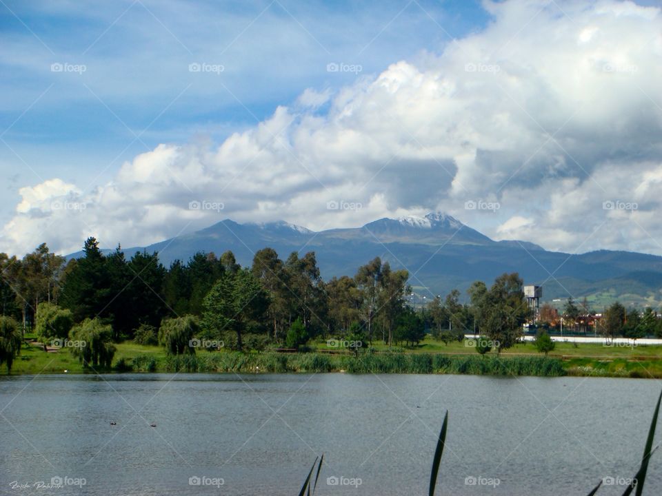 Lago y Volcán