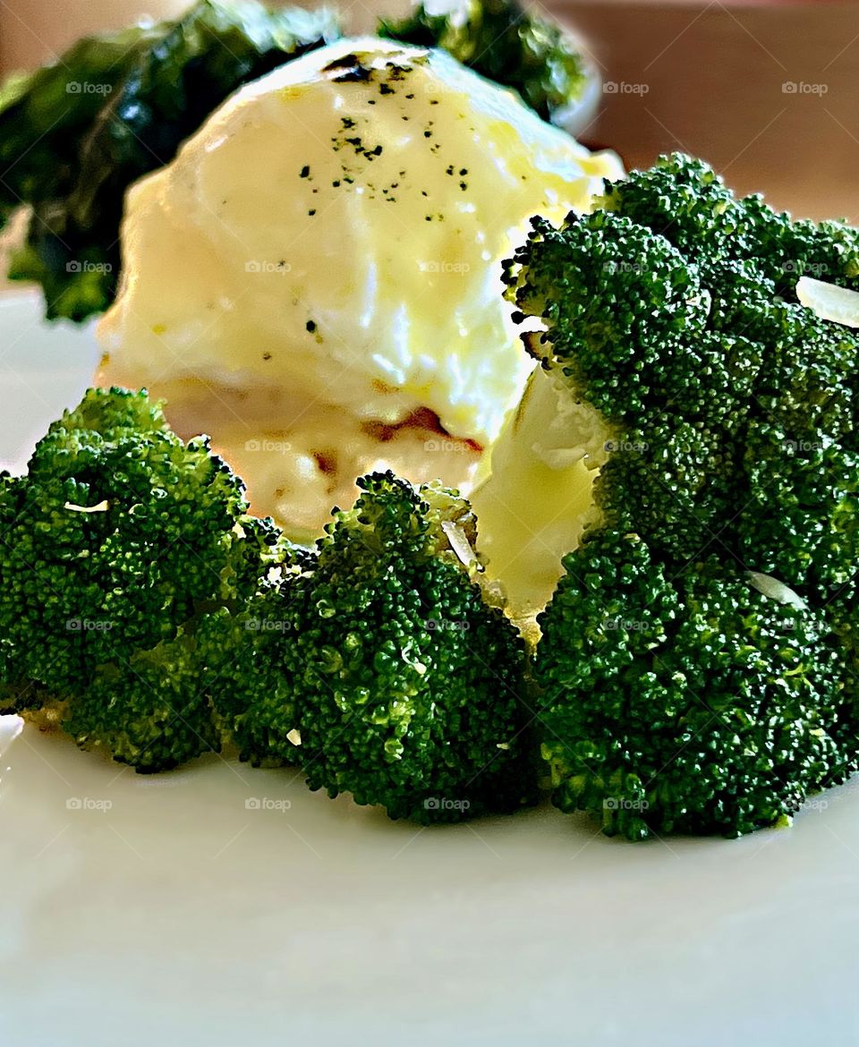 Leckere und gesunde Frühstückseier Benedict und Brokkoli