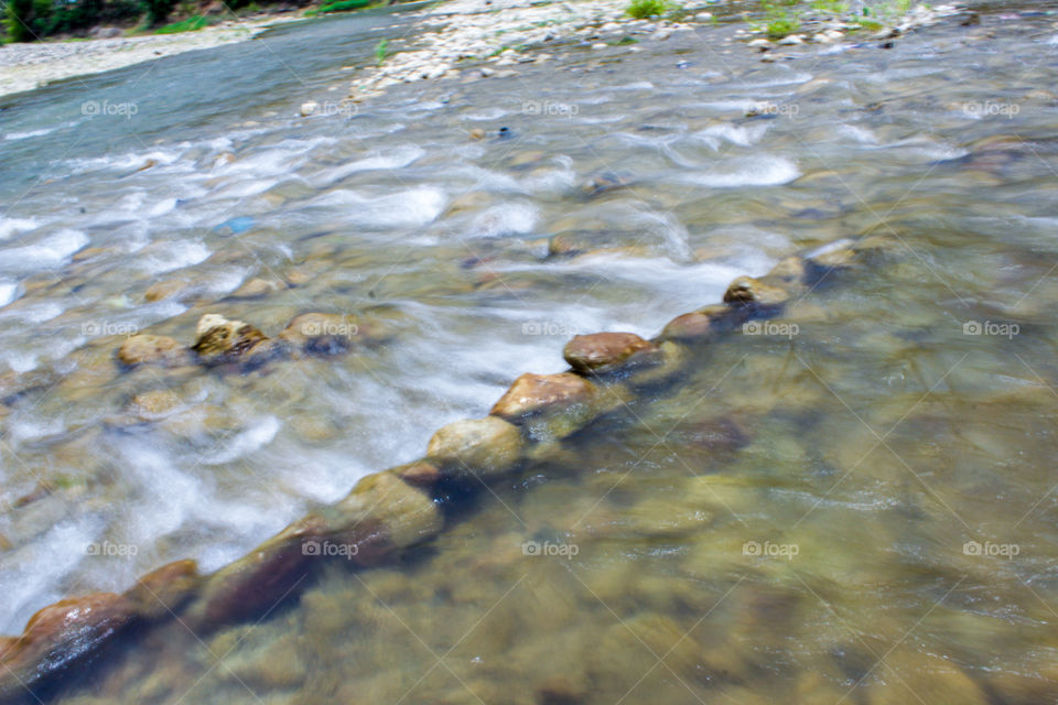 Shutter speed lambat pada air yang mengalir di sungai tepat dibawah Kebun Buah Mangunan.