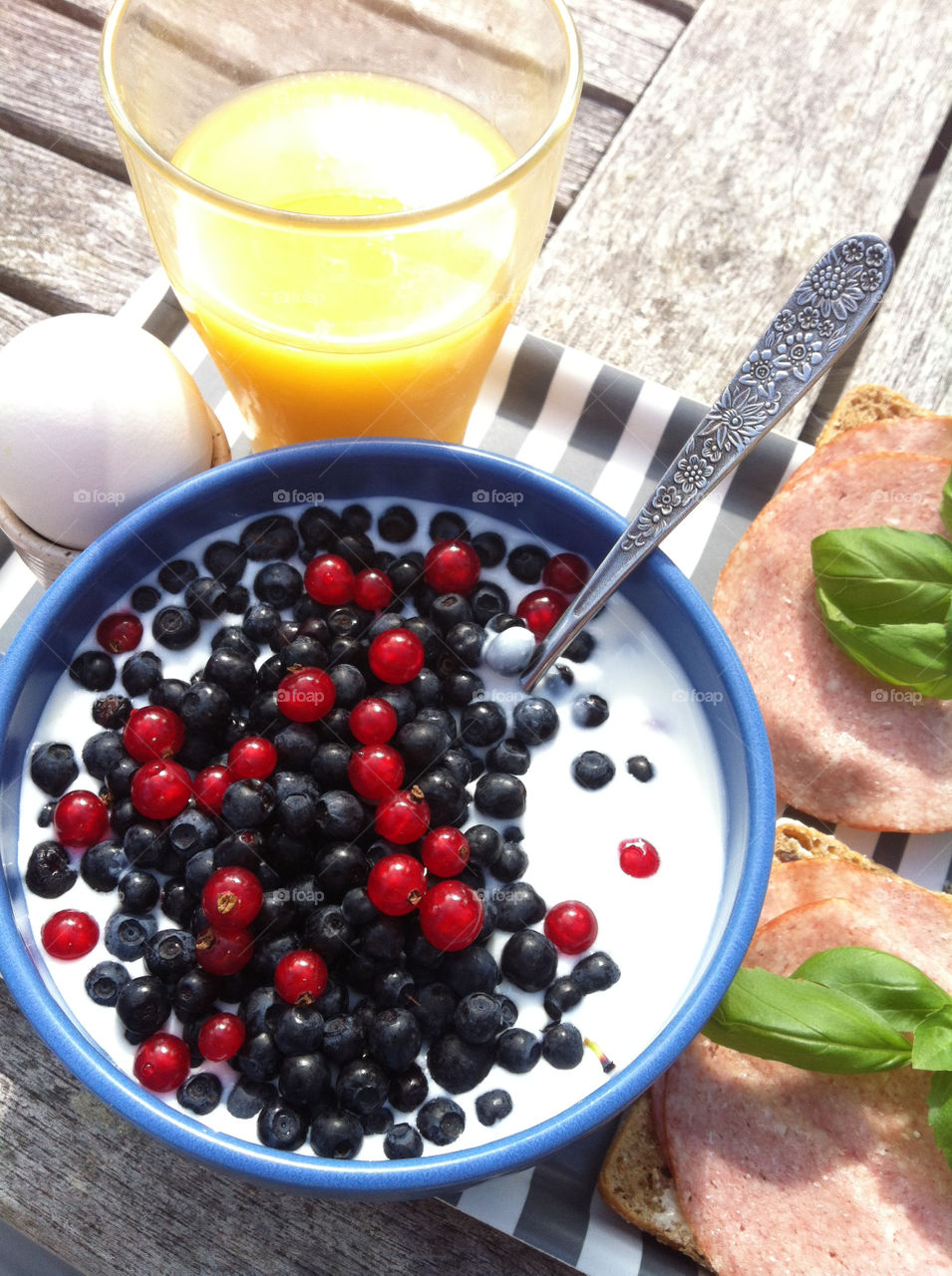 outdoors breakfast egg blueberries by elcada