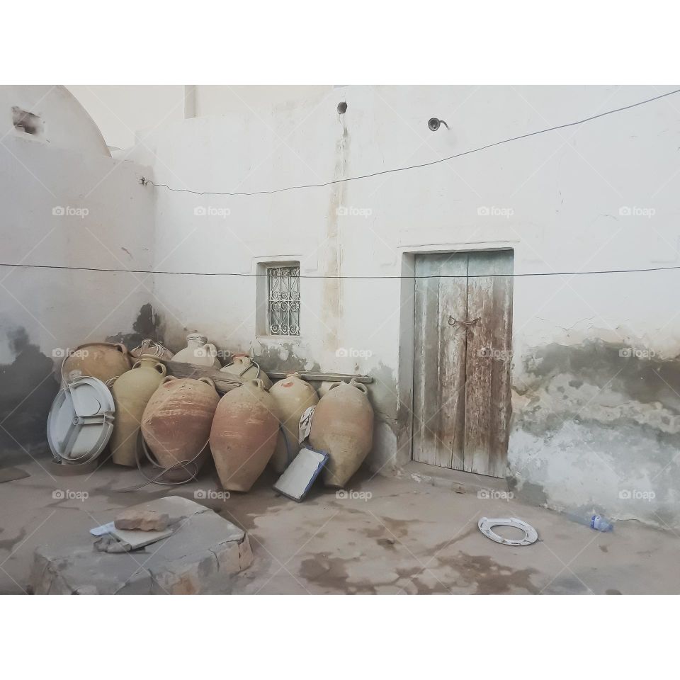 traditional house from Djerba
On its walls are pottery jars that were used to store oil
Its wooden doors and iron windows are a model that is in the process of disappearing