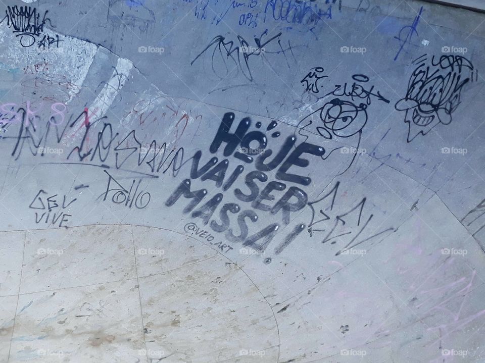 Graphite on skateboard at Boa Viagem beach.