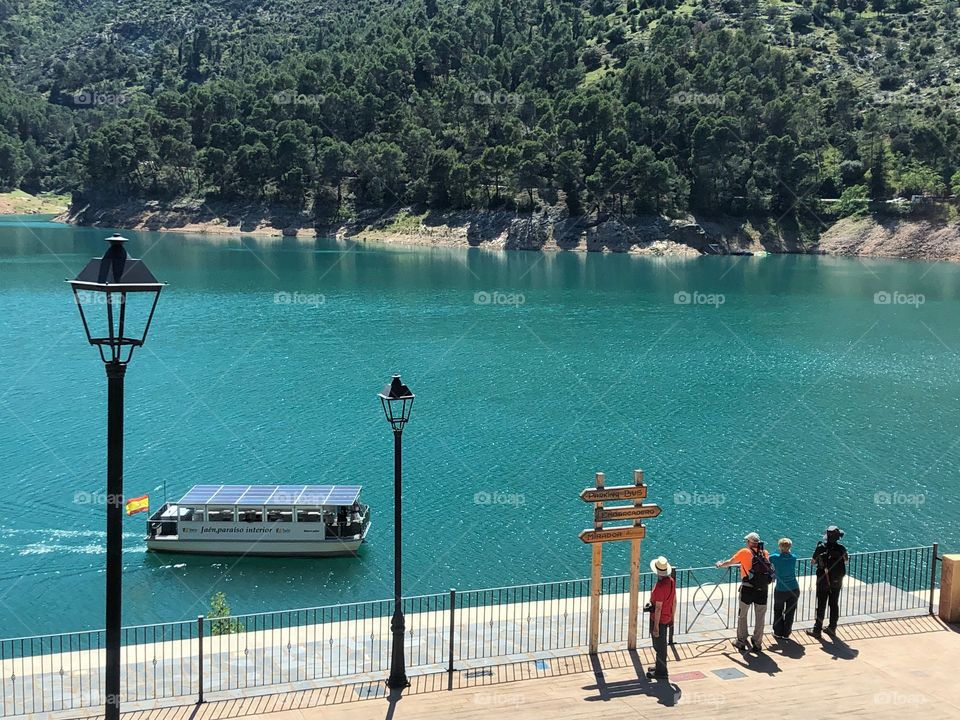 Barco solar en el pantano del Tranco 
