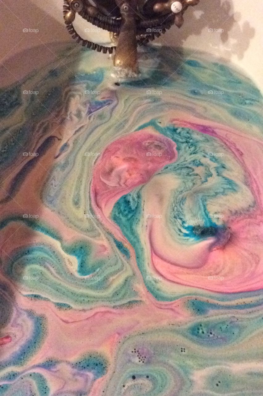 Rainbow bath bomb 