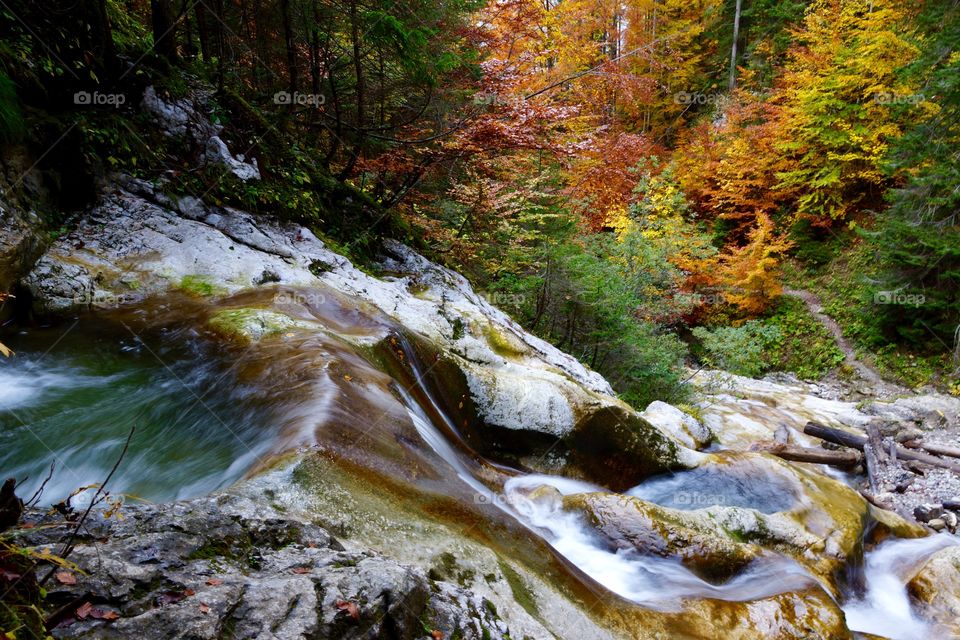 Cascade de la Diomaz en automne près du lac de Vallon (Aloes du Nord, France)