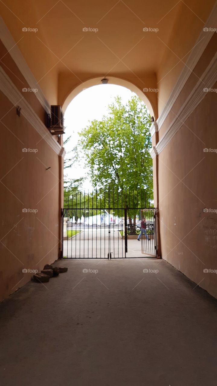 арка старого дома