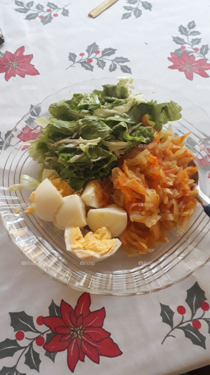 ovo salada e picadinho de chuchu com cenoura uma delicia