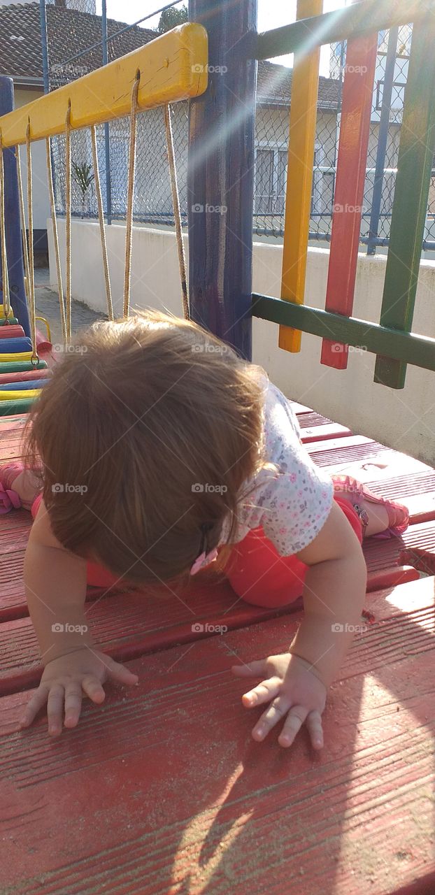 Bebê brincando no parquinho /Baby playing in the playground