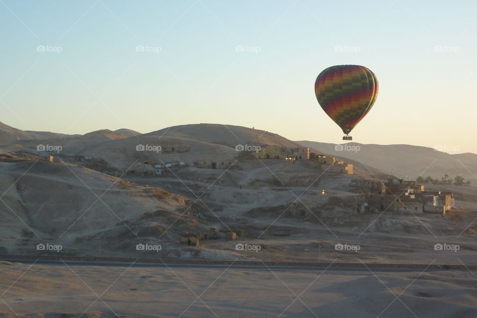 Luxor mountain view dawn balloon right 