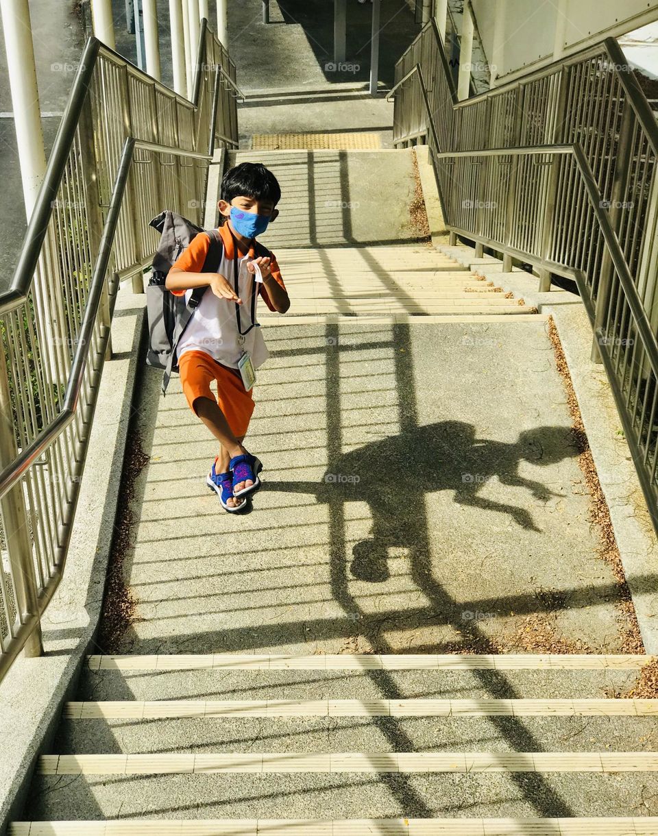 A Funny boy shadow dance at over bridge steps 😍