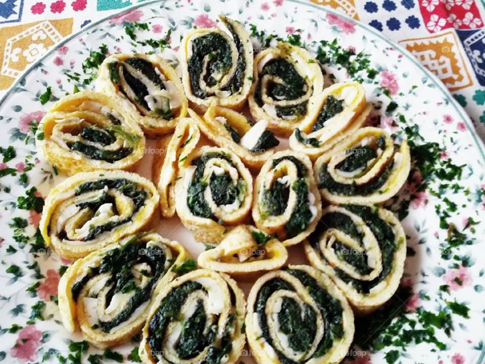 Rolled eggs and spinach