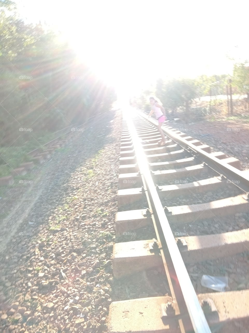 O Sol e  a criança e os trilhos!