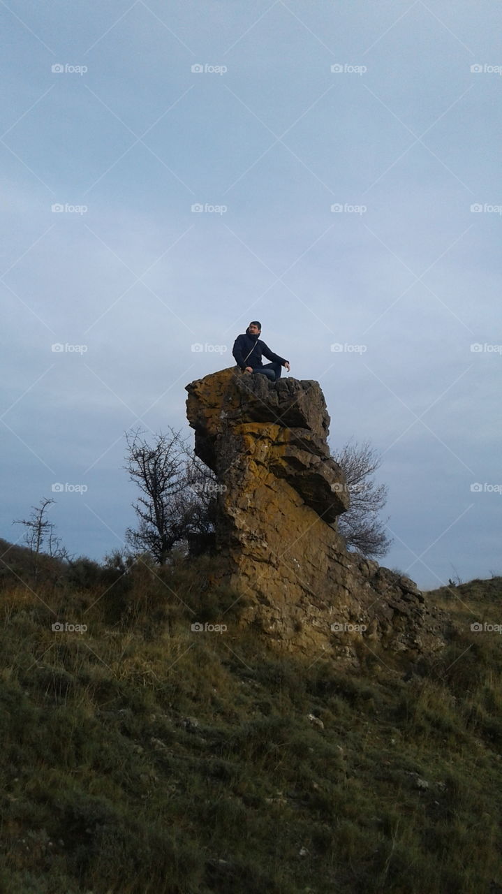 l'homme sur un rocher