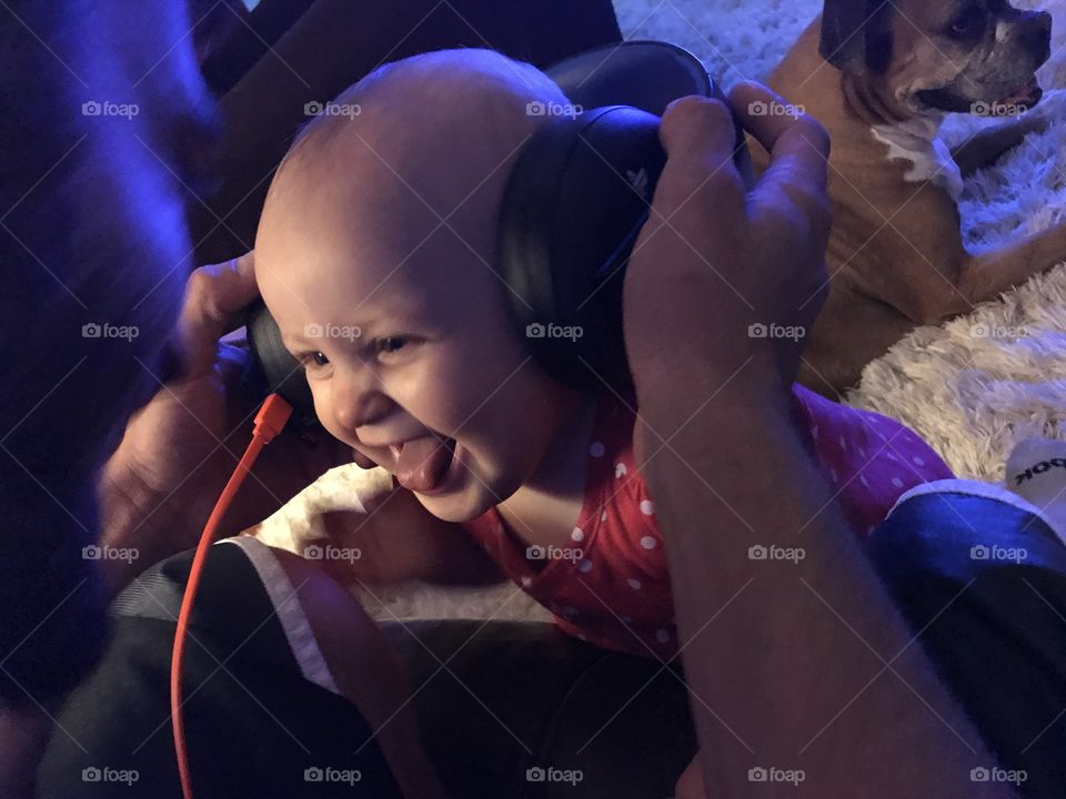 Baby Giuliana enjoying music for the first time! 😍