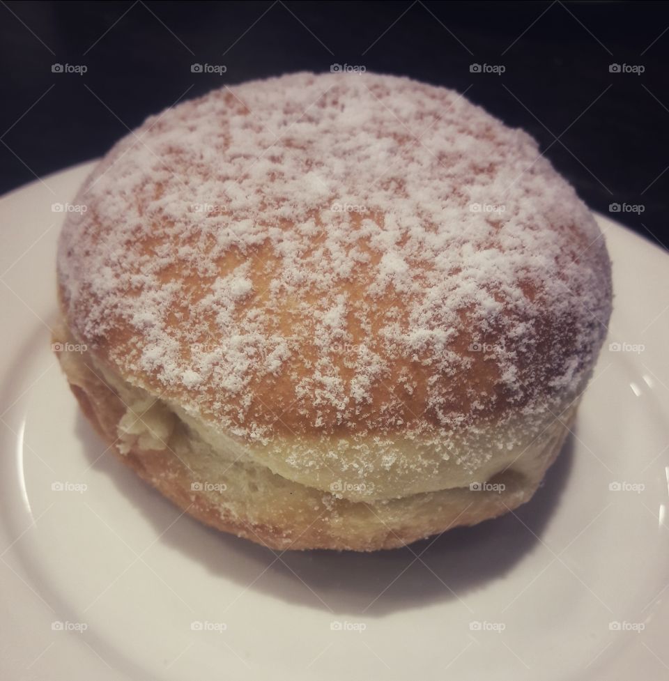 donut tasty served table cream