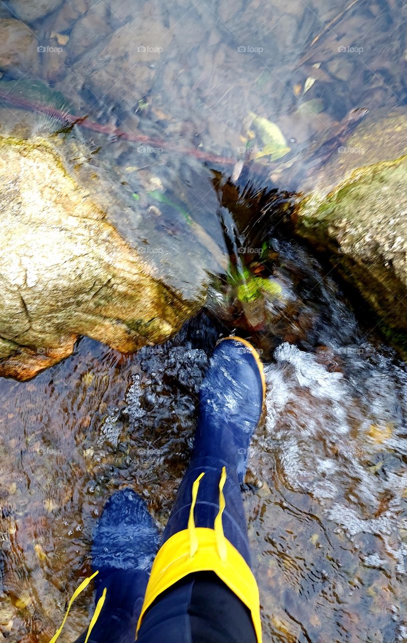 Frescor,  riacho com água límpida e gelada, sensação gostosa ao explorar.
