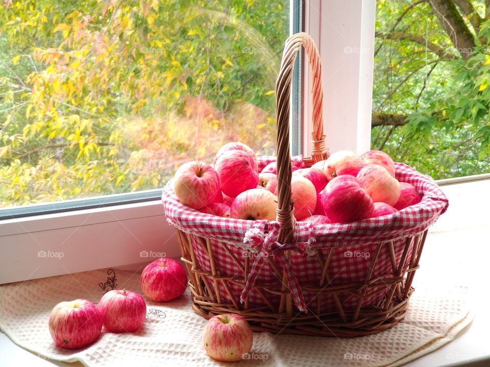 The basket of apples