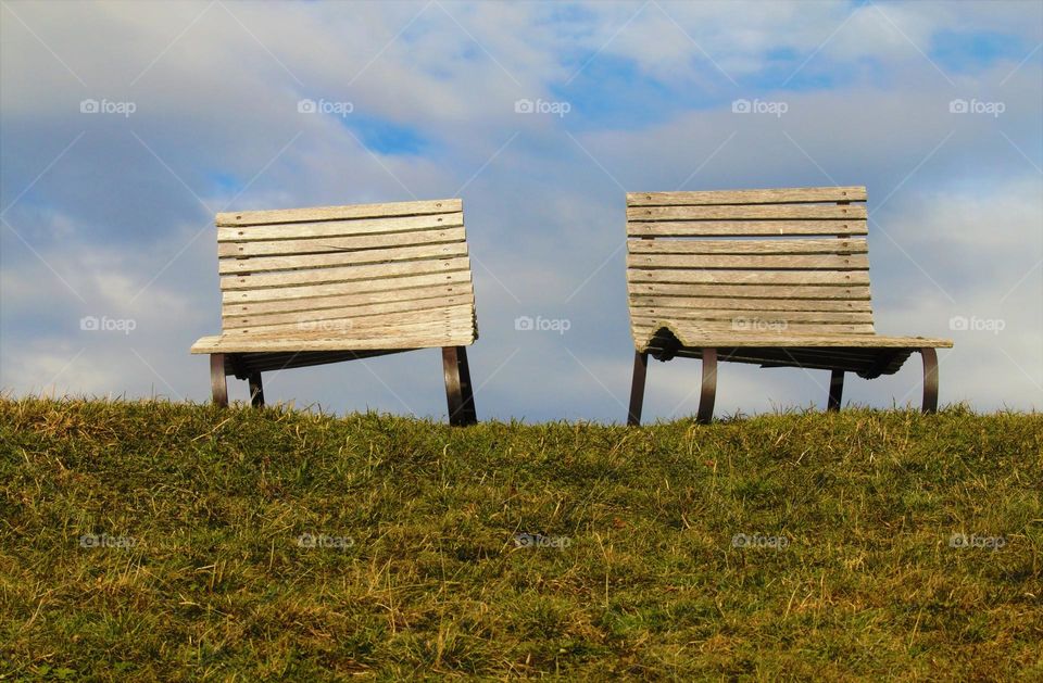 zwei Liegestühle in den Bergen