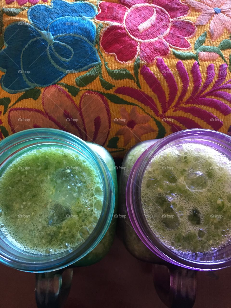 Green juice and flowers / jugo verde con flores 
