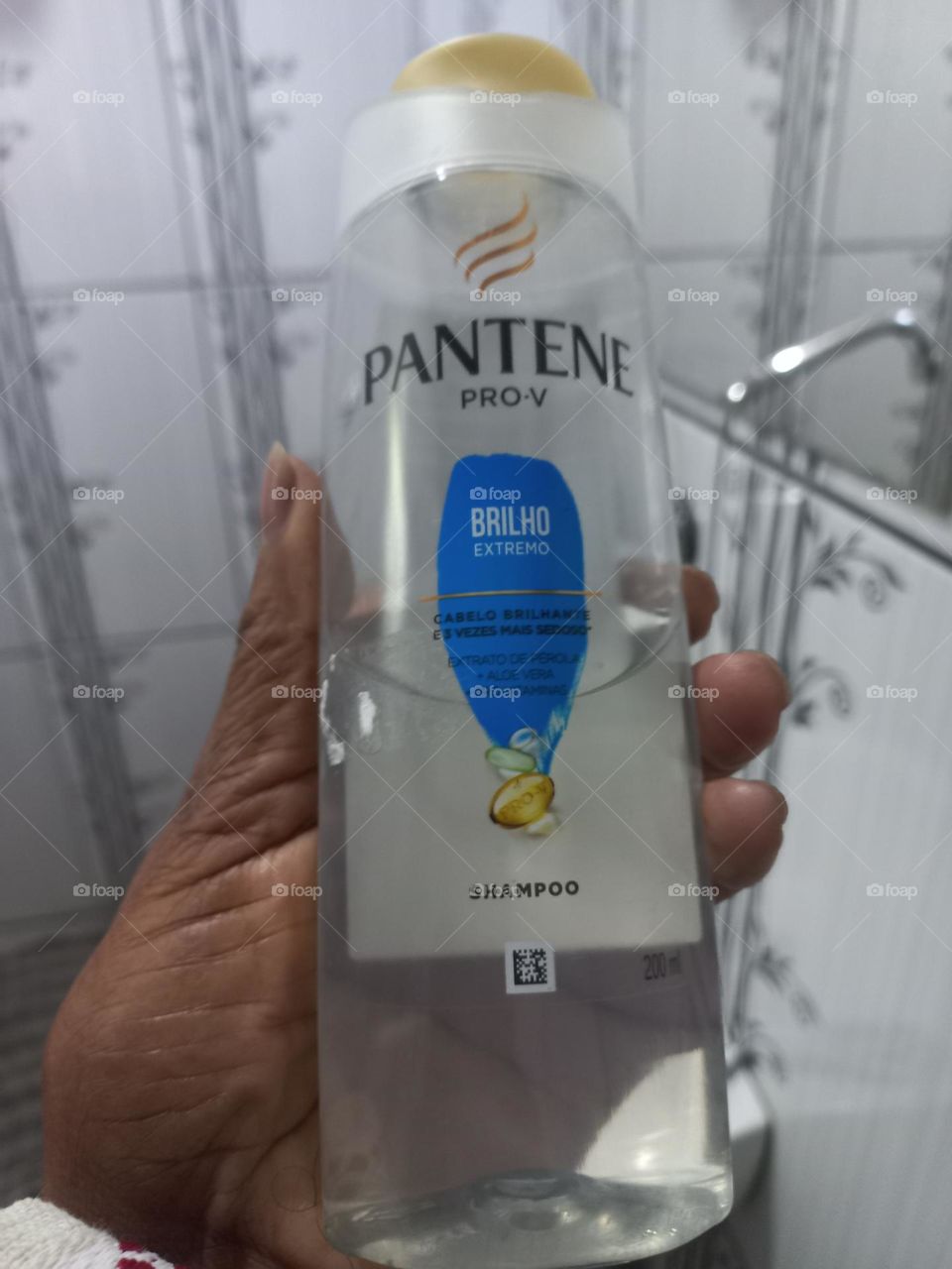 Este é o shampoo BRILHO EXTREMO PANTENE, com Extrato de Pérolas, Aloe Vera + PRO-VITAMINAS. Use e tenha cabelos brilhantes, sedosos e macios. A PANTENE, promove a beleza dos seus cabelos!