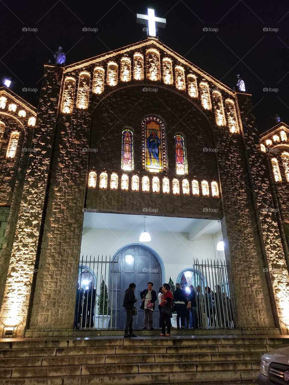 Igreja Matriz da cidade Mauá, no estado de Sao Paulo, Brasil, toda iluminada a noite na saída de uma missa.