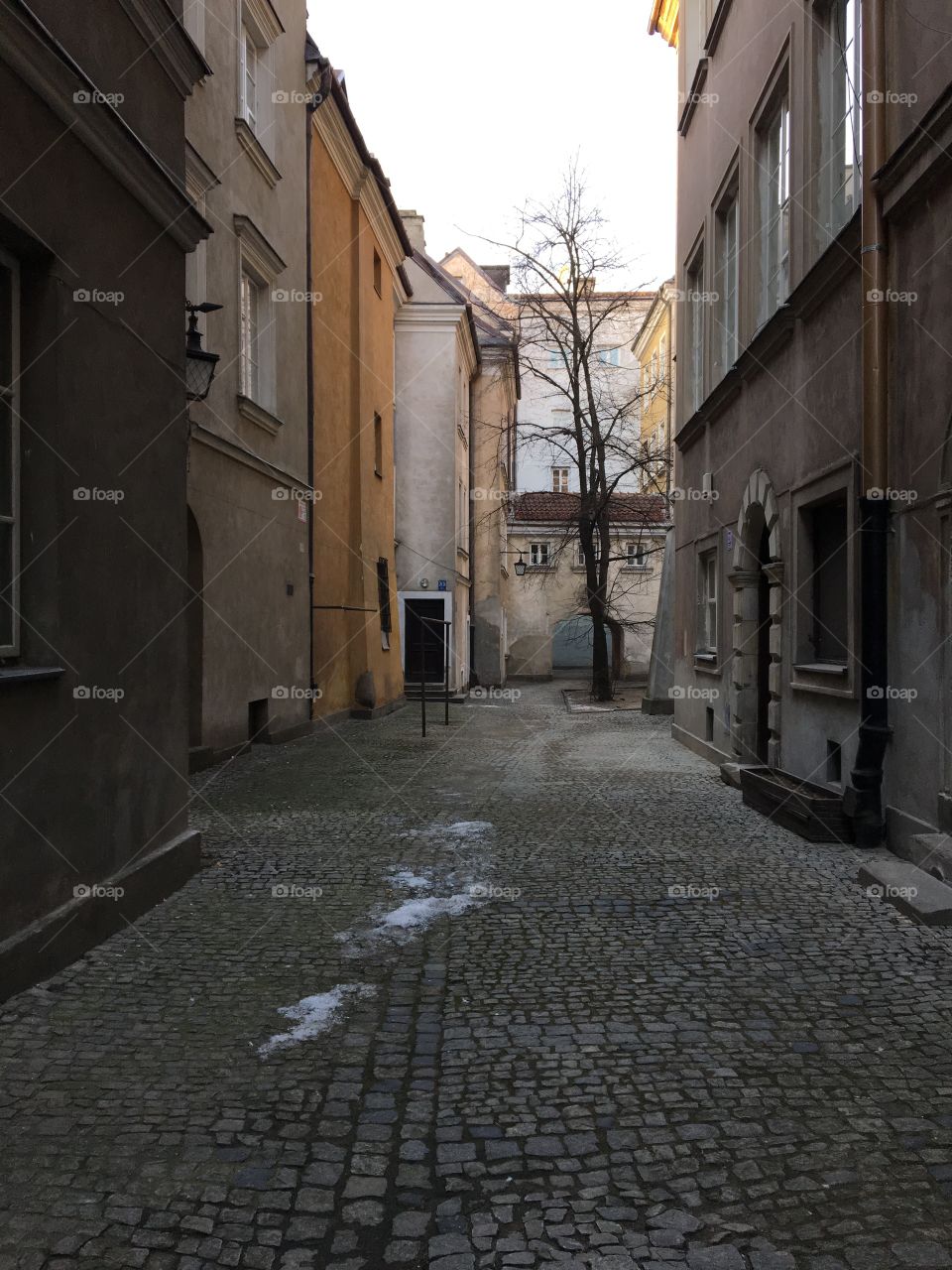 Тающий снег в переулке 