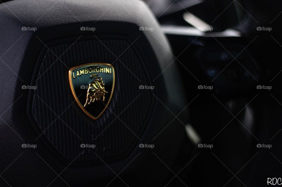 Black Lamborghini Huracan spyder with a vdm cars wrap steering wheel with logo