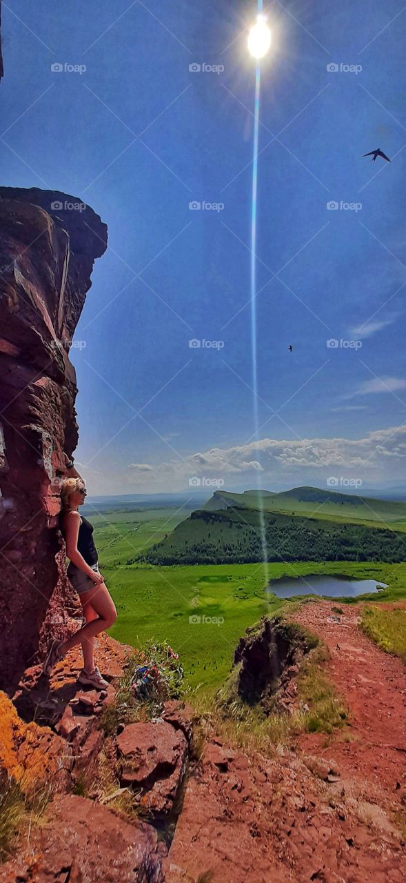 девушка на фоне скалы и неба