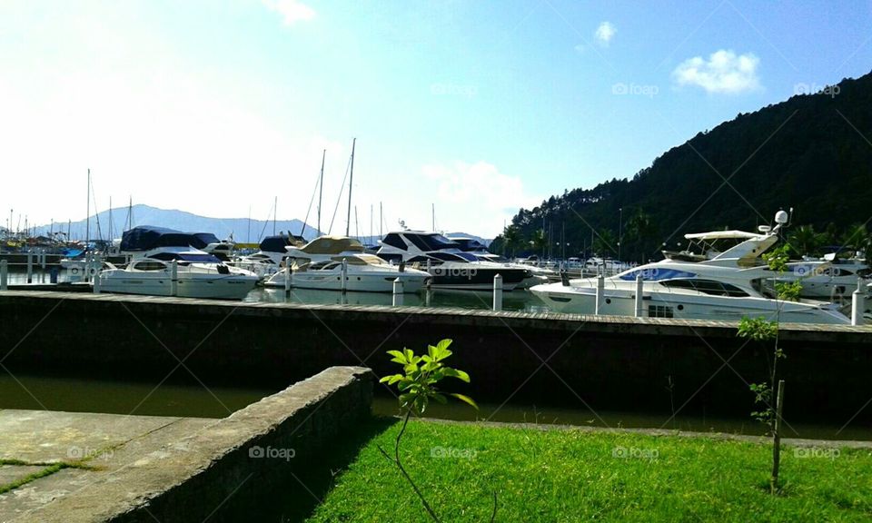 Lanchas em praia. Ubatuba/SP - Brasil.