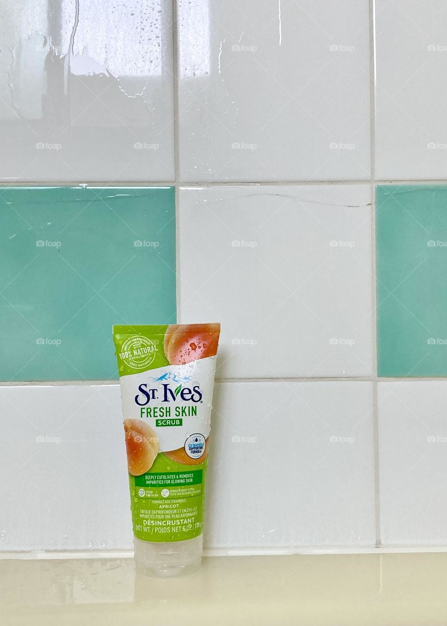 St.Ives FRESH SKIN SCRUB