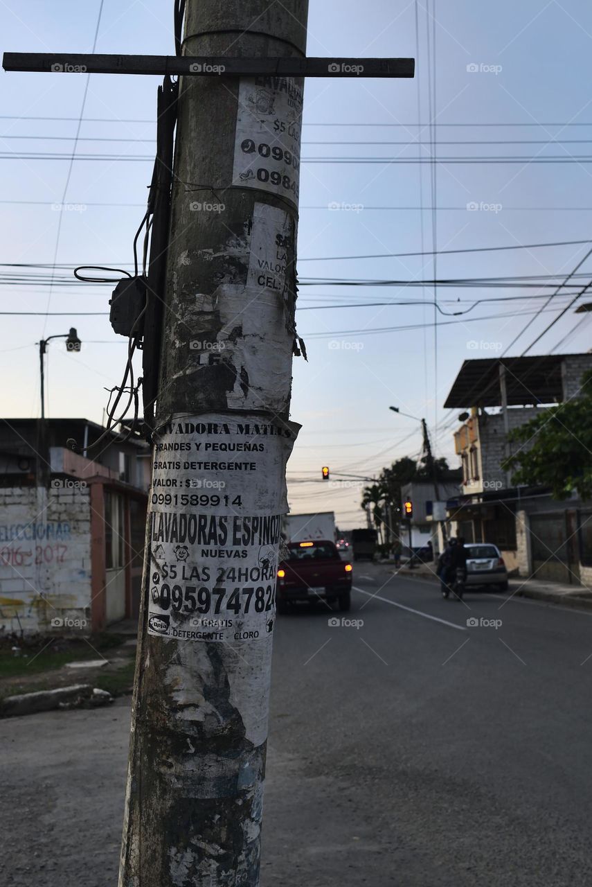 Anuncio pegado en un puesto de alumbrado público en ecuador