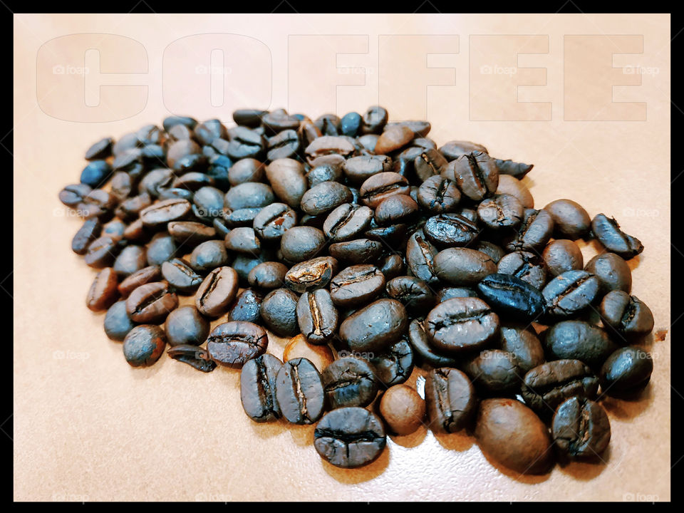 Black and brown coffee bean without additives, natural
Cafe antes de ir a la taza.