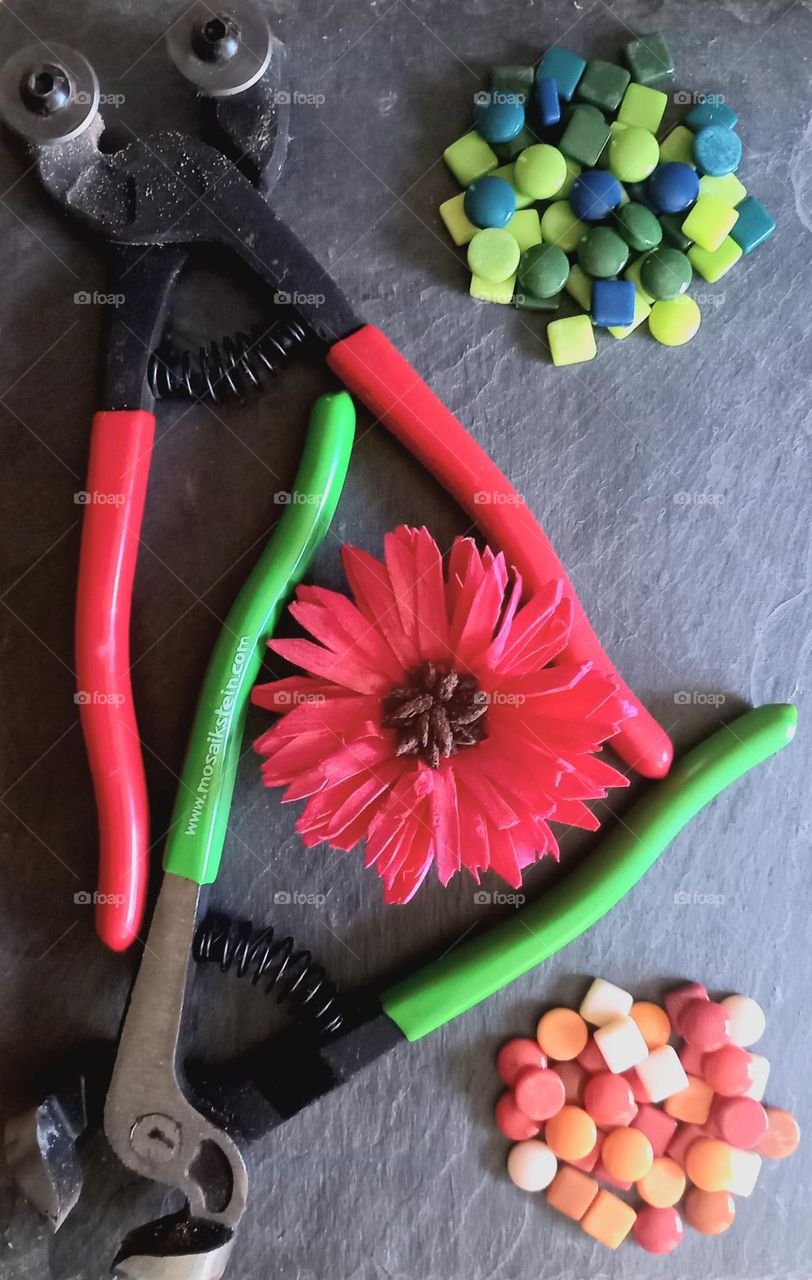 Herramientas mosaicos colores complementarios verde y rojo