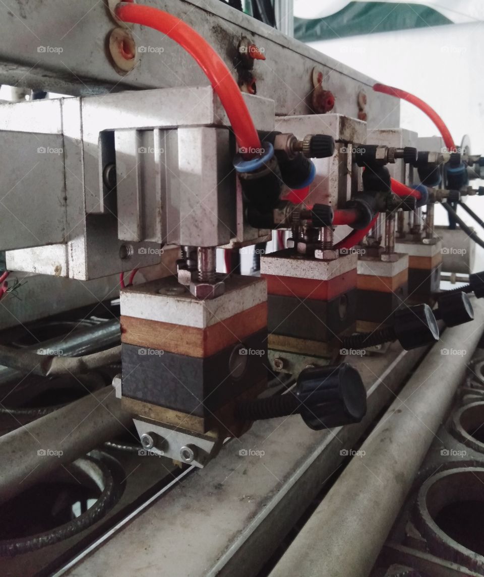 Sebagai alat yang di butuhkan dalam sebuah mesin ini adalah suku cadang dengan berbagai kebutuhan mesin termasuk mesin produksi pengisian air mineral