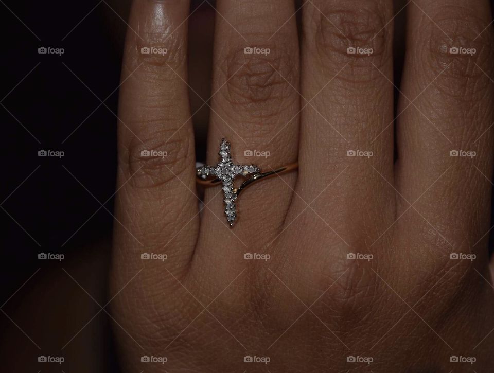 Diamond cross ring