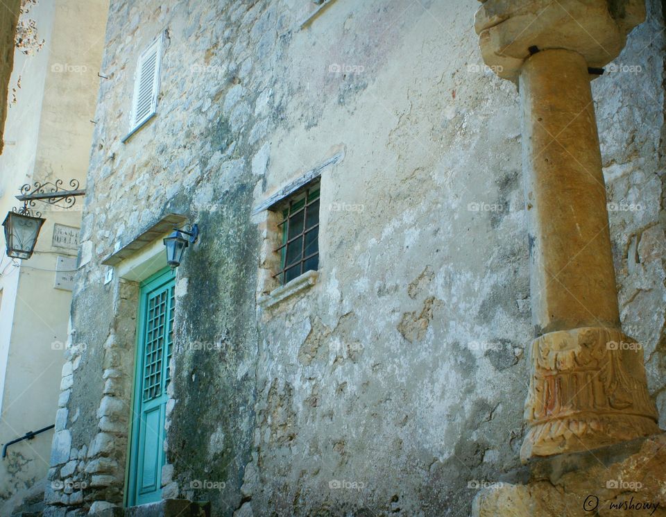 Walking upper and upper in medieval quarters