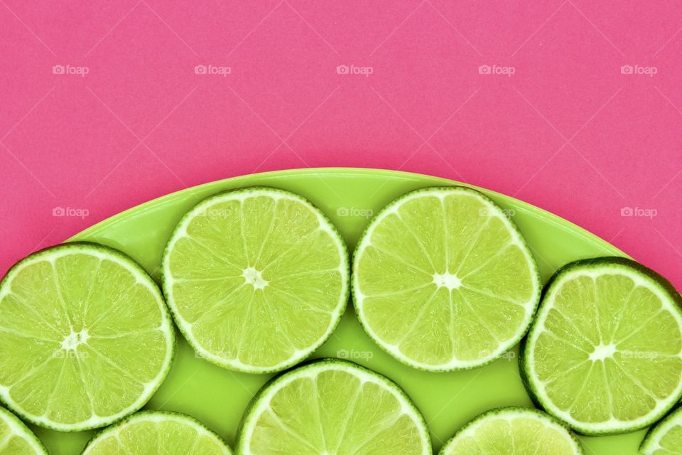 Fruits! - Lines on a green plate on a bright pink background flat lay