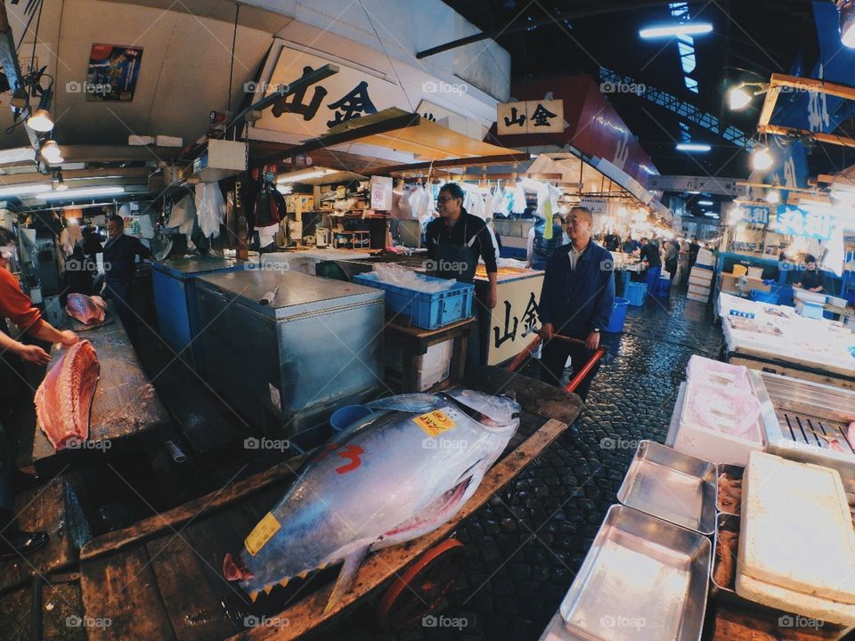 📸🌟Priceless photo🌟🐟
•
Is a large wholesale market for fish, fruits and vegetables in central Tokyo. it's the most famous of over ten wholesale markets that handle the distribution of food and flowers in Tokyo. ⚫⚪⚫⚪⚫⚪⚫⚪⚫⚪⚫⚪⚫⚪
🔘: #Tokyo  #Japan 