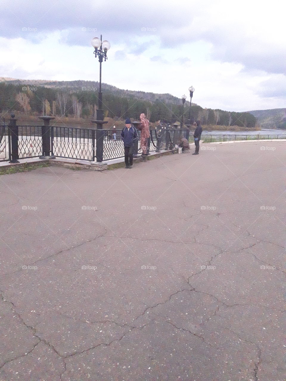 Рыбалка. Осенний город.