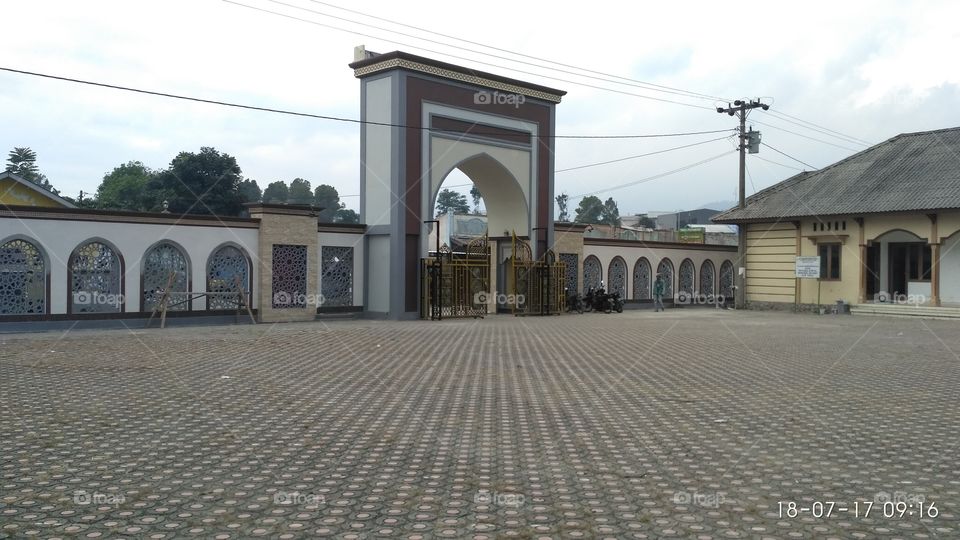 Pintu benteng masjid
